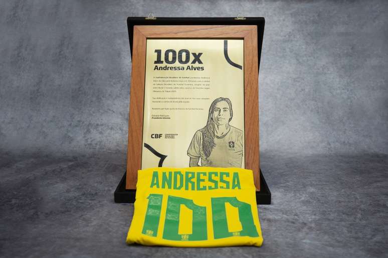 Andressa Alves é homenageada com placa e camisa pela marca de 100 jogos com a camisa da Seleção Brasileira feminina.