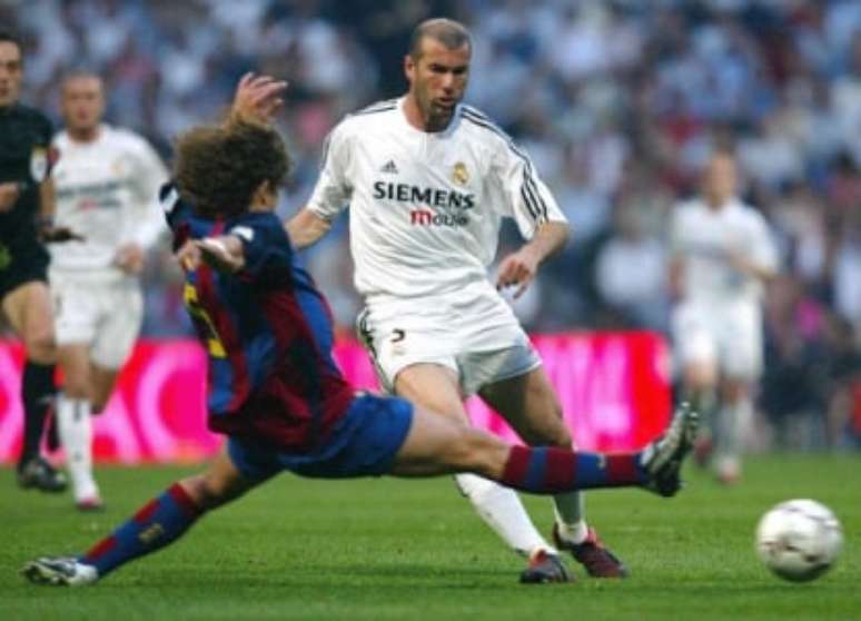 Dividida entre Puyol e Zidane no clássico (Foto: JAVIER SORIANO / AFP)