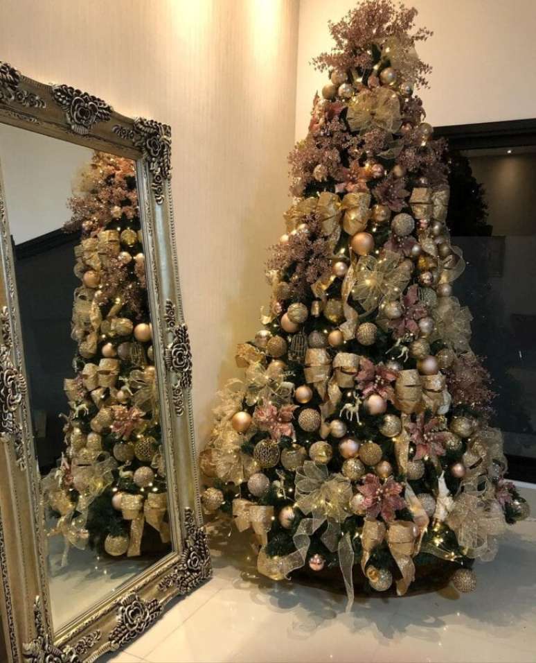 66. Sala luxuosa decorada com laços para árvore de natal dourada – Foto Kaike Decor
