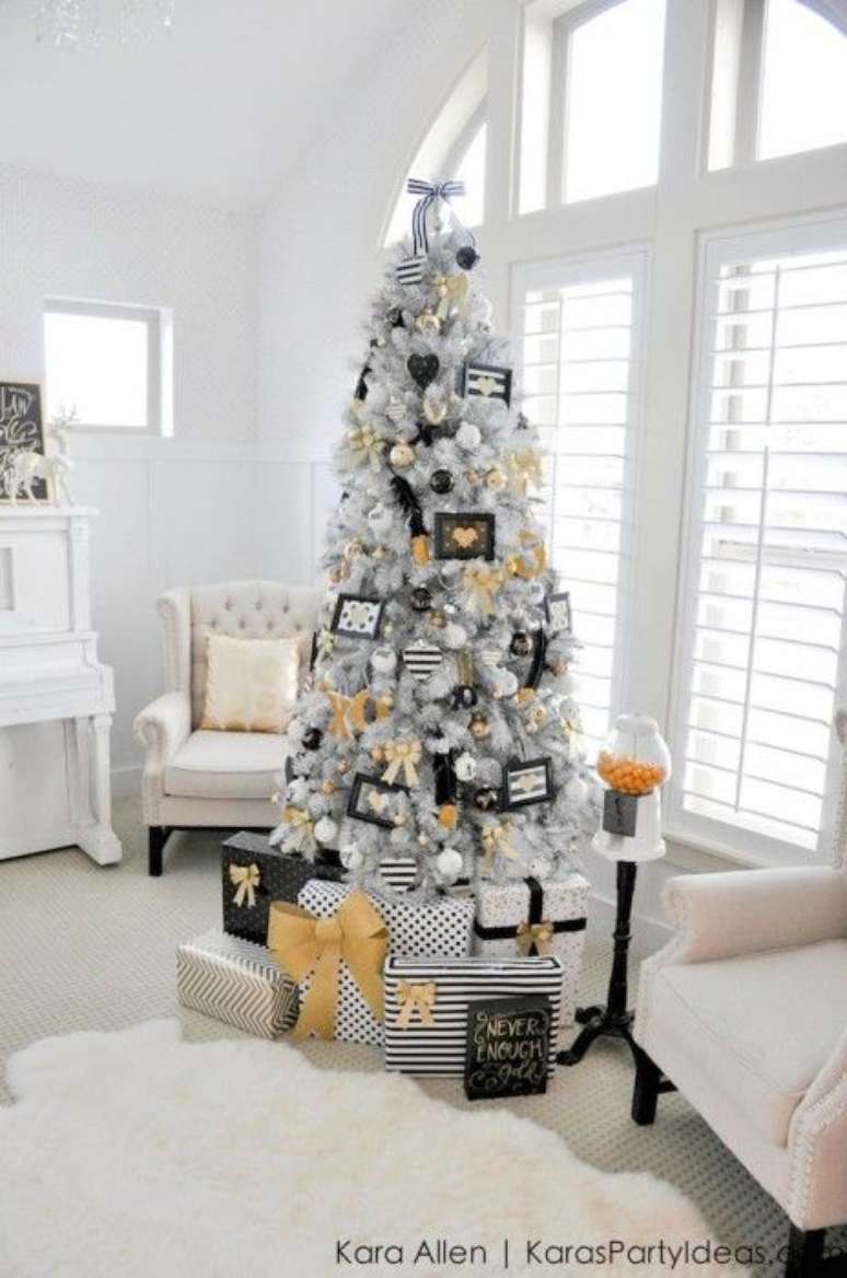 47. Laços para árvore de natal preto e branco e dourado – Foto Kara Allen