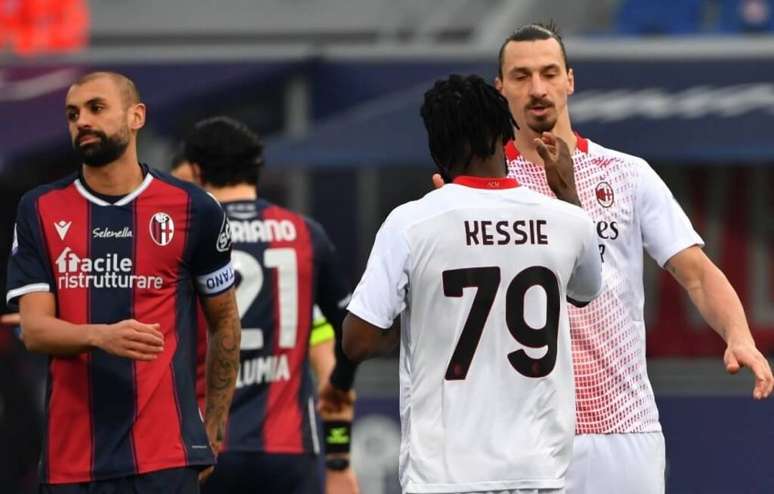 Kessie e Ibrahimovic se cumprimentando em partida contra Bologna (Foto: Alberto PIZZOLI/AFP)