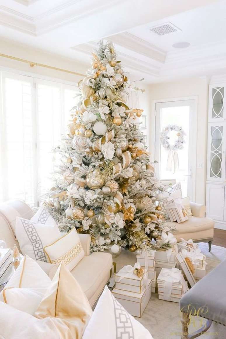 45. Laços para árvore de natal na sala branca e bege – Foto Rendigarret Design