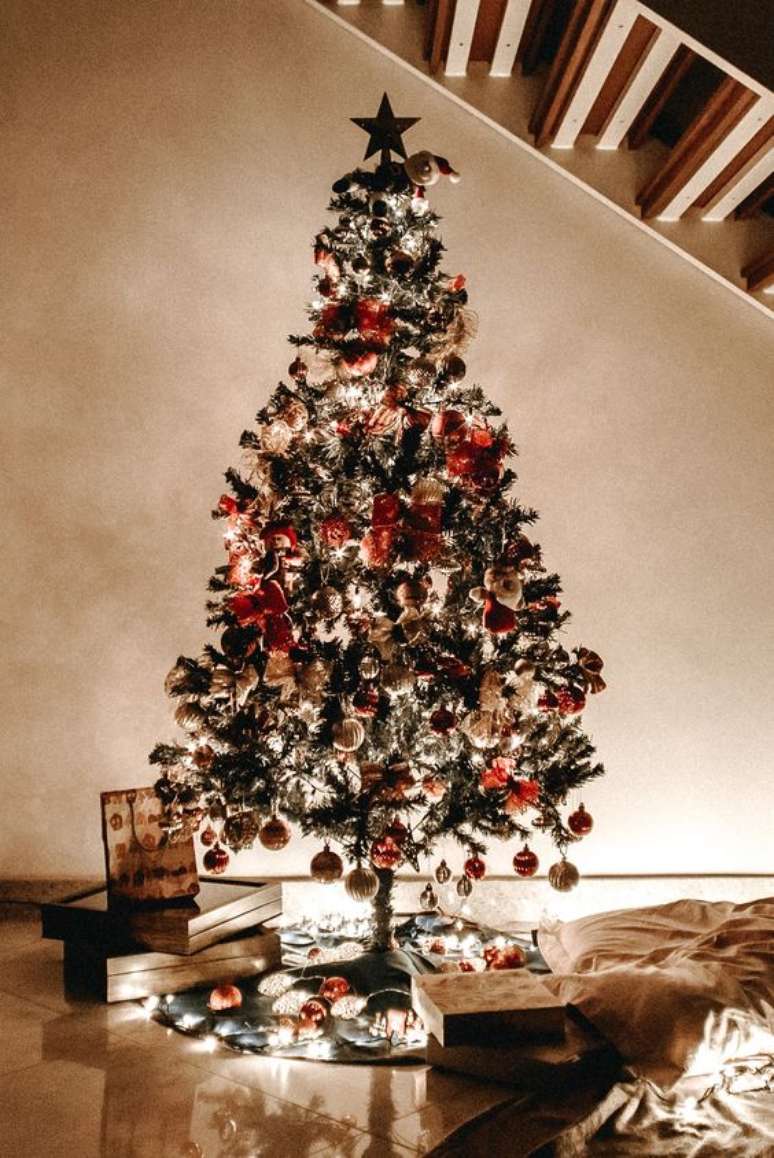 19. Decoração iluminada com laços para árvore de natal vermelhos – Foto Amanda Gervais Wellness