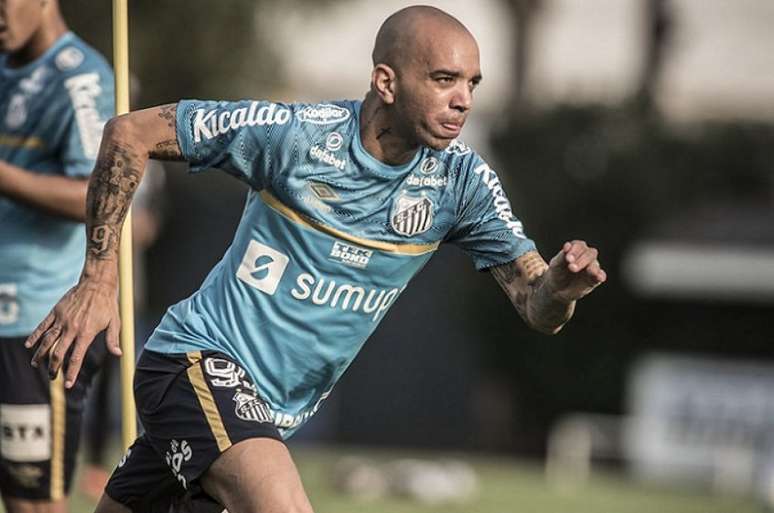 Diego Tardelli deve ter primeira chance na equipe titular do Santos no sábado (Foto: Ivan Storti/Santos FC)