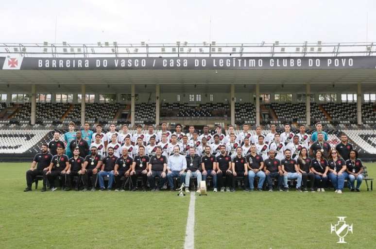 Meninos do Vasco posaram para a foto oficial no gramado de São Januário (Foto: Rafael Ribeiro/Vasco)