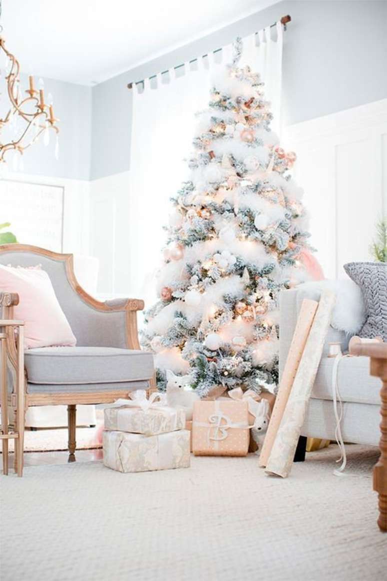 59. Sala clean decorada com laços para árvore de natal – Foto Art e Home