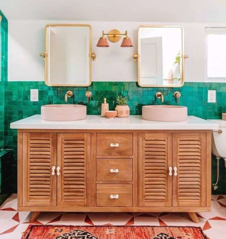 22. Banheiro retro verde e rosa com gabinete de madeira – Foto HGTV