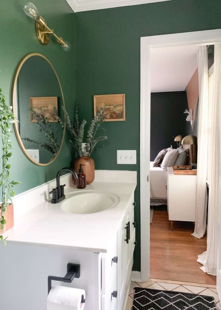 65. Parede verde com gabinete de banheiro retro branco – Foto Cassie Bustamonte