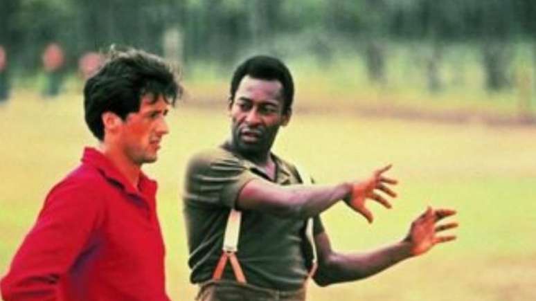 Pelé ensinando Sylvester Stallone a agarrar durante o filme 'Fuga para a vitória' (Reprodução)