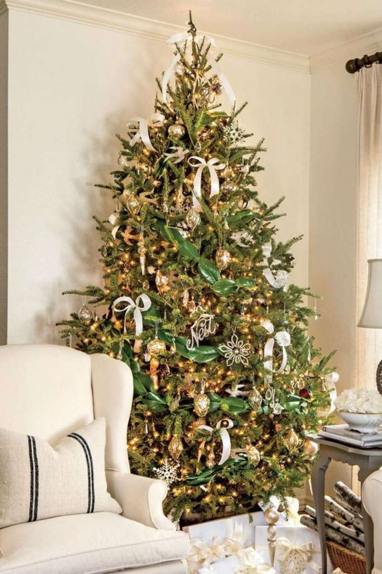 57. Sala clássica decorada com laços para árvore de natal – Foto Southern Living