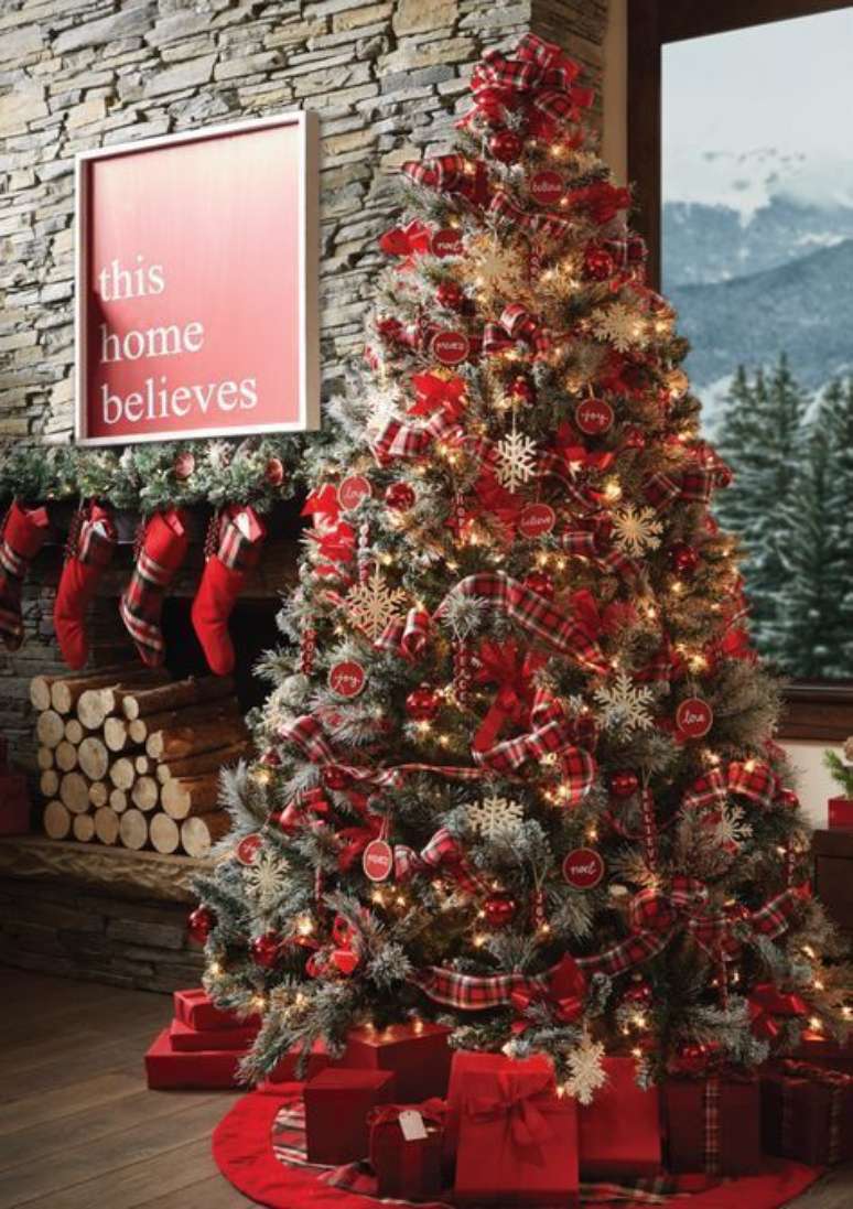 65. Sala decorada para o natal e laços para árvore vermelha – Foto Hikendip