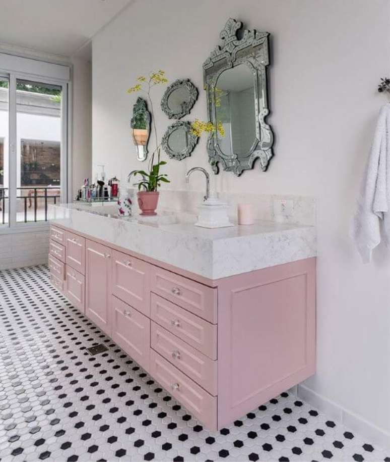 41. Banheiro retrô com gabinete rosa e bancada de mármore – Foto Besha Store