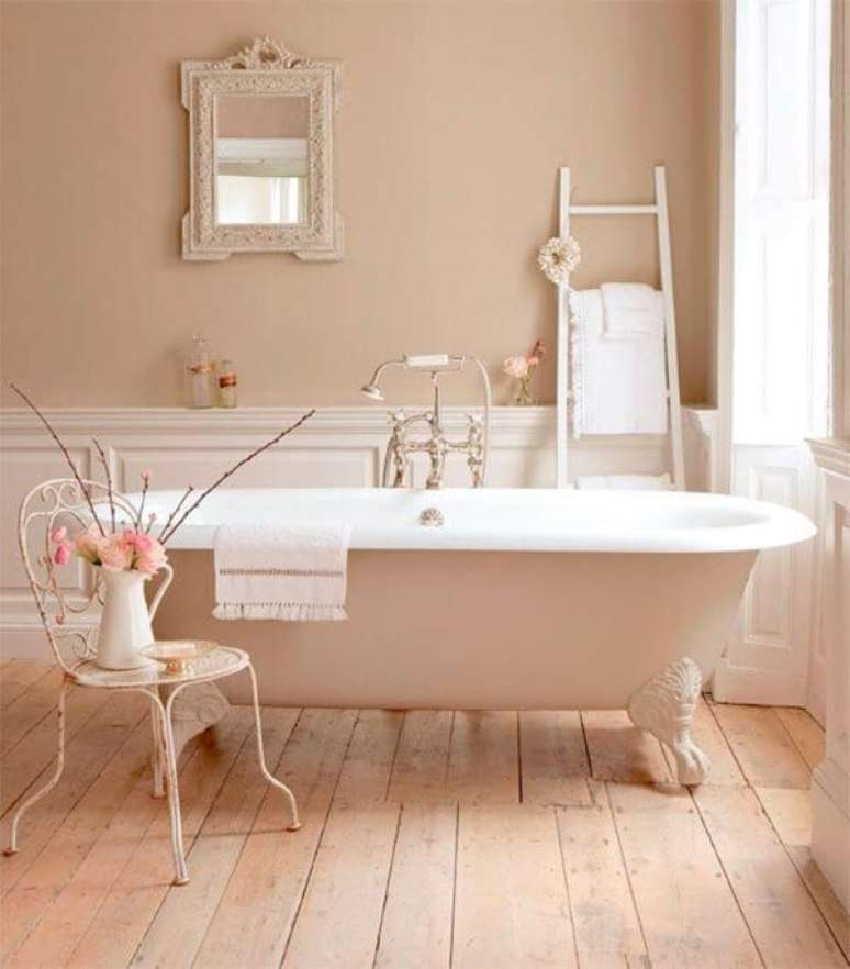 8. Banheiro retro com banheira branca e decoração clara – Foto Decoração de Casa