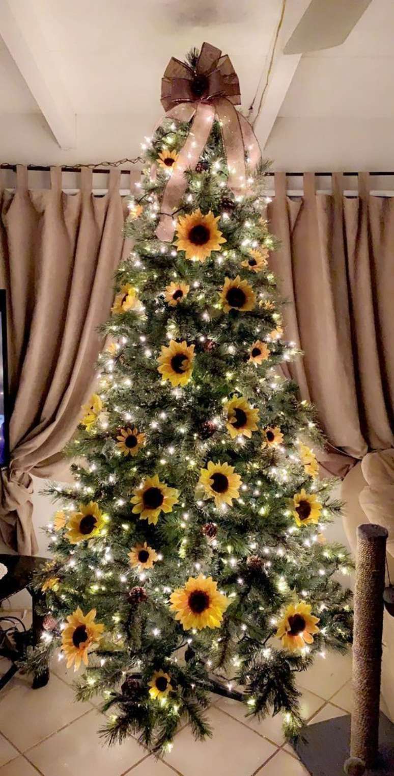 11. Árvore decorada com girassois e laços para árvore de natal no topo – Foto Elis Cecilia