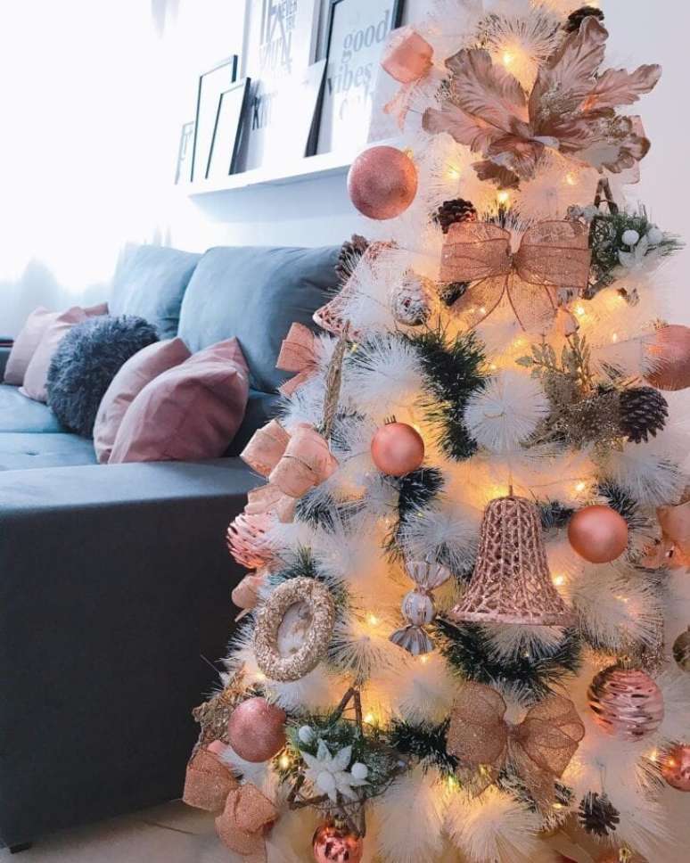 20. Decoração moderna com laços para árvore de natal branca e rosa – Foto By Bruna Lima