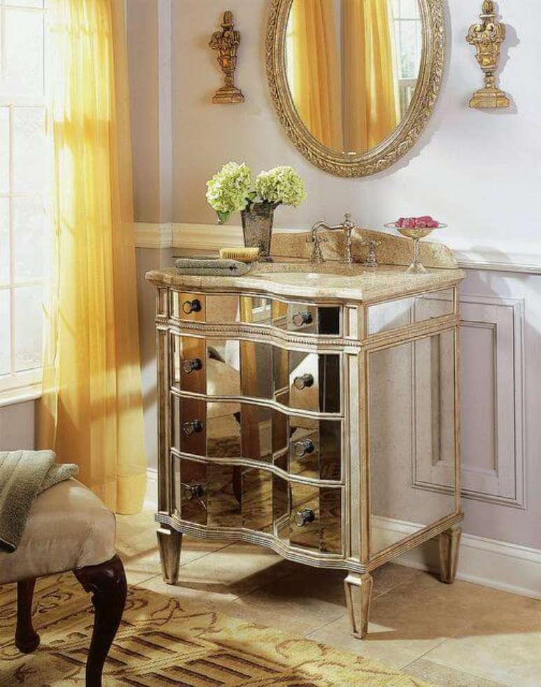 12. Gabinete na cor prata para banheiro retro e luxuoso – Foto Flickr