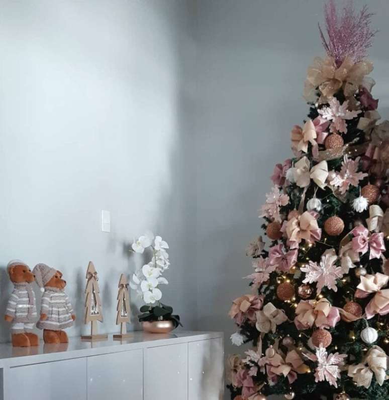 17. Decoração de sala pequena com laços para árvore de natal cor de rosa – Foto Marta Rego Balata