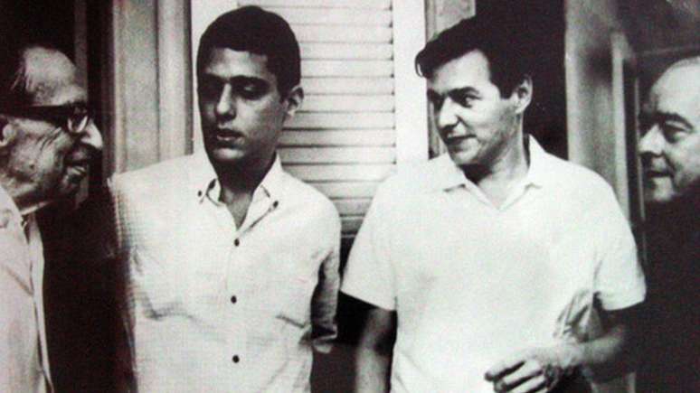 Chico Buarque ao lado de Manuel Bandeira, Tom Jobim e Vinicius de Moraes; foi Bandeira quem revelou a Chico que ele tem um "irmão alemão"