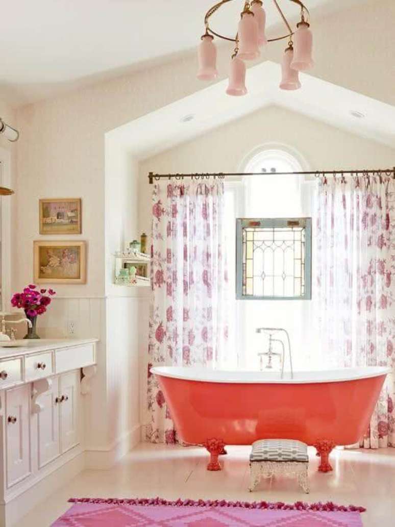 42. Banheiro retrô com banheira cor de rosa – Foto decor facil