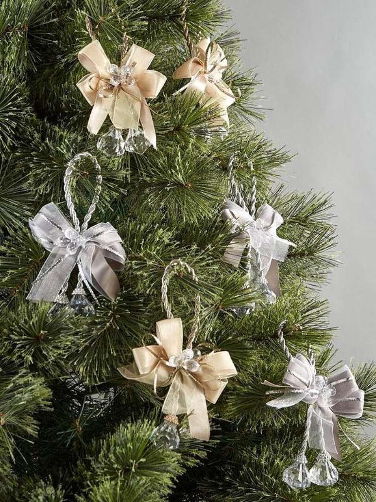 41. Laços para árvore de natal em dourado e prata – Foto Very