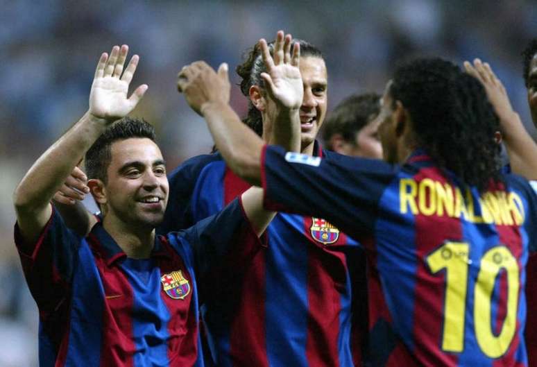 Temporada 2003/04 foi a primeira de Ronaldinho Gaúcho no Barcelona (Foto: CHRISTOPHE SIMON / AFP)
