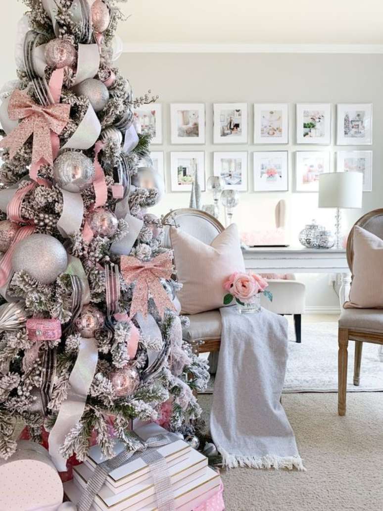 64. Sala decorada com laços pra árvore de natal cor de rosa – Foto Squarespace