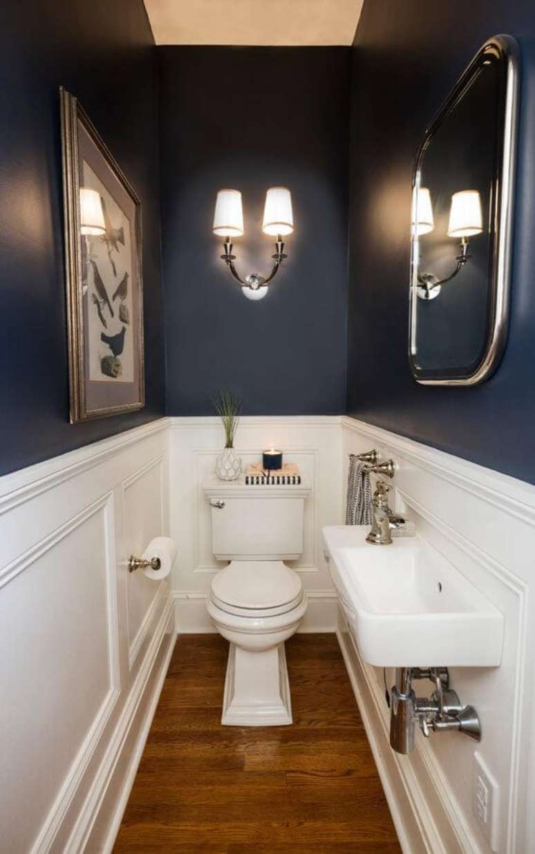 24. Banheiro retr&ocirc; sem janela com parede azul marinho &ndash; Foto Houzz