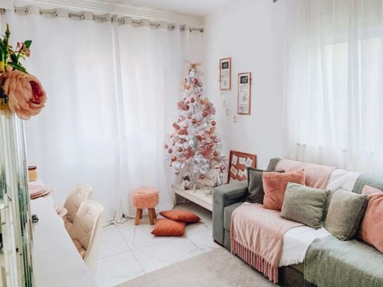 9. Árvore de natal nas cores da sala de estar moderna – Foto Maria Angelica Soares