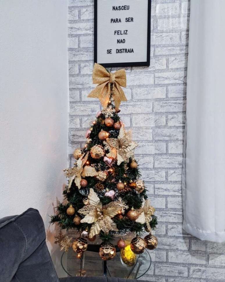 62. Sala decorada com laços para árvore de natal dourado – Foto Aline Brito
