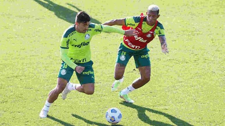 Danilo e Victor Luis em treinamento do Palmeiras na Academia de Futebol