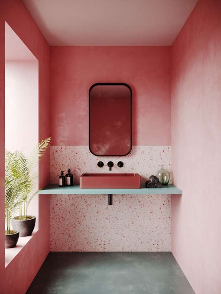3. Banheiro retro rosa e azul com espelho preto – Foto Trendy Mood
