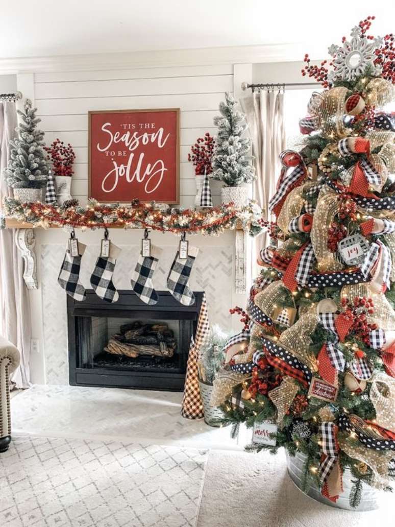 25. Laço para árvore de natal em vermelho e preto e branco – Foto Stacey Collins