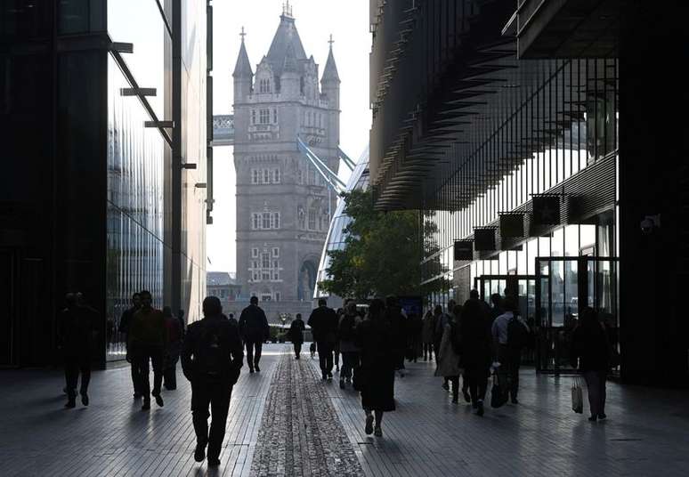 Trabalhadores caminham em direção à Tower Bridge durante a hora do rush matinal, em meio a um relaxamento das restrições à Covid-19 em Londres, Grã-Bretanha, 15 de setembro de 2021. REUTERS/Toby Melville