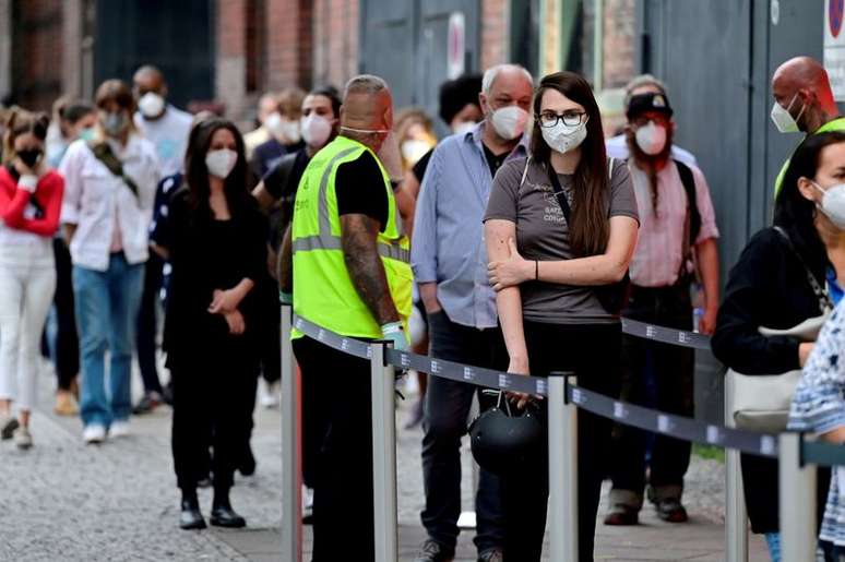 Pessoas fazem fila para se vacinarem contra Covid-19 em centro de vacina&ccedil;&atilde;o em Berlim
09/08/2021 John Macdougall/Pool via REUTERS