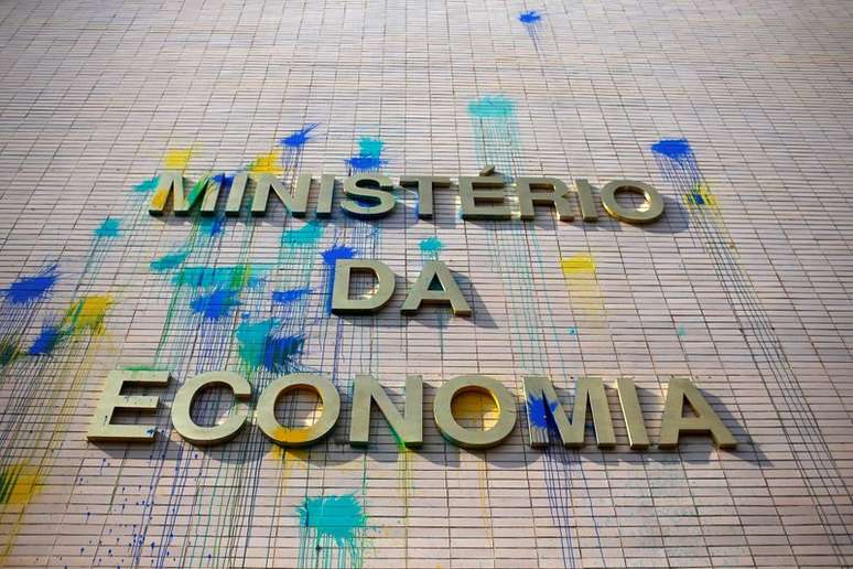 Fachada do Ministério da Economia manchada de tinta lançada por manifestantes em protesto, Brasília
07/10/2021
REUTERS/Adriano Machado