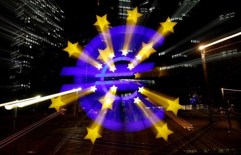 Símbolo do euro é fotografado em frente à antiga sede do Banco Central Europeu em Frankfurt, Alemanha
09/04/2021
REUTERS/Kai Pfaffenbach/File Photo