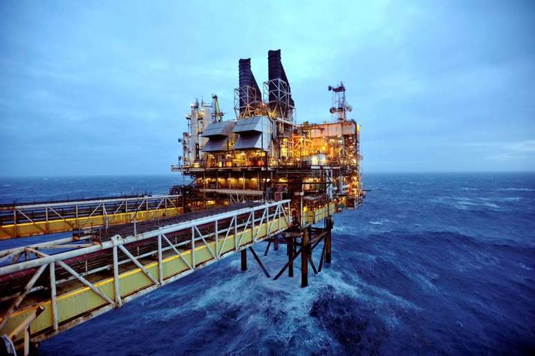 Plataforma de petróleo no Mar do Norte
24/2/2014 
REUTERS/Andy Buchanan