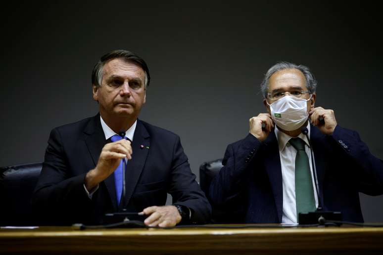 Bolsonaro defende Guedes em coletiva em meio a crise do teto de gastos 