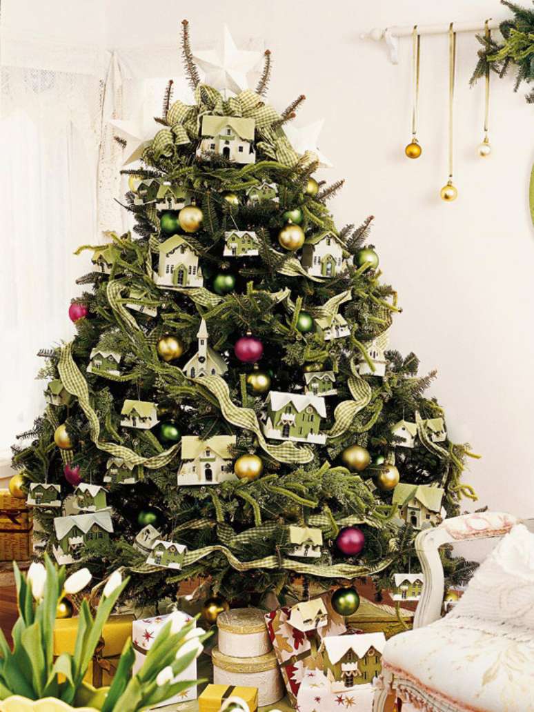 21. Laço grande para árvore de natal decorada com casas pequenas – Foto BHG