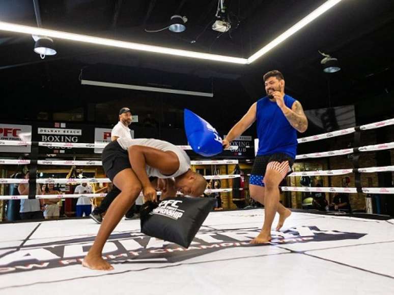 Primeira 'luta profissional de travesseiros' será exibida no SFT 30 (Foto: Divulgação/PFC)