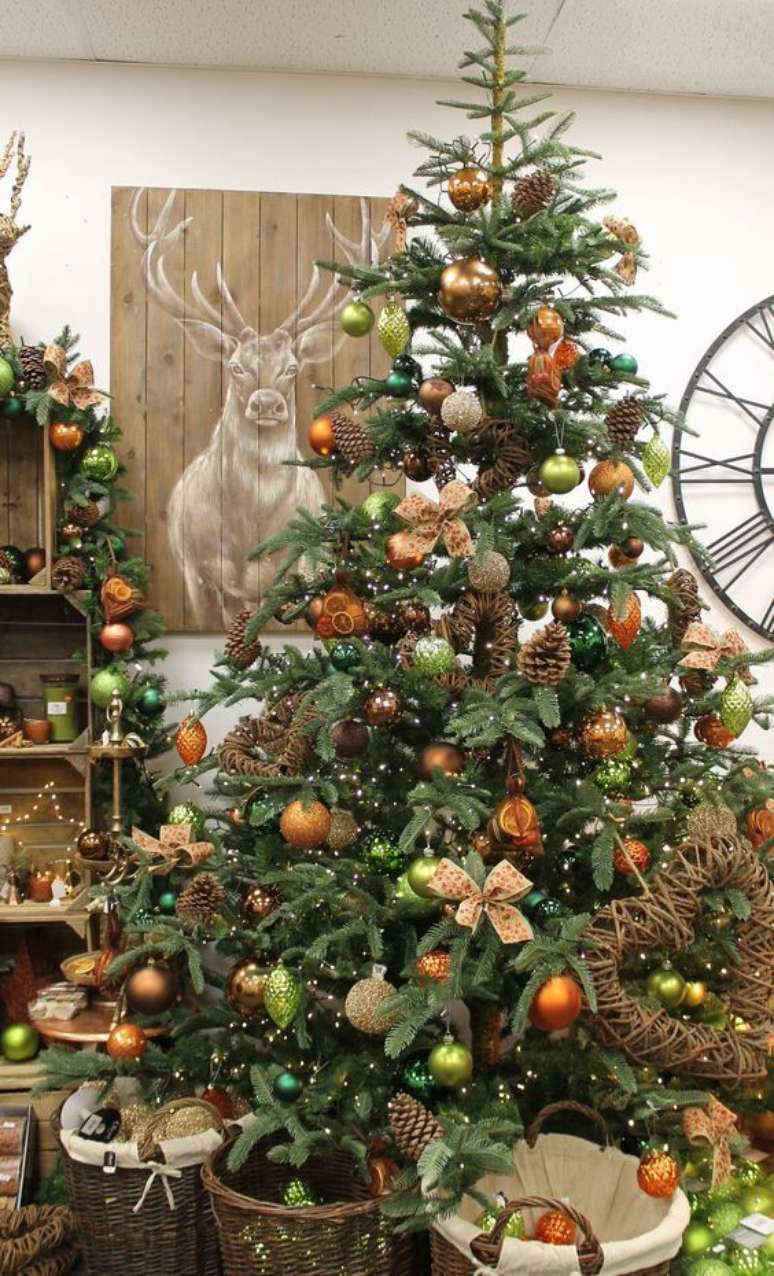 33. Laços para árvore de natal decorada com pinha e quadros rústicos – Foto Armazem Home