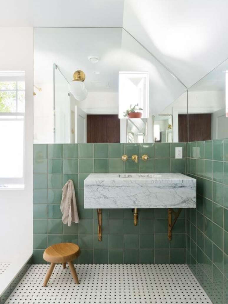 32. Banheiro retrô com revestimento verde e espelho na parede – Foto Measured