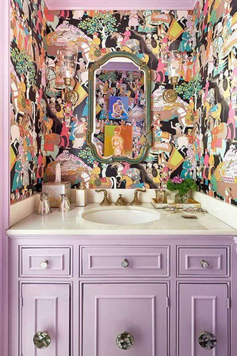 47. Banheiro retrô com gabinete na cor lavanda e papel de parede moderno – Foto Charlotte Agenda