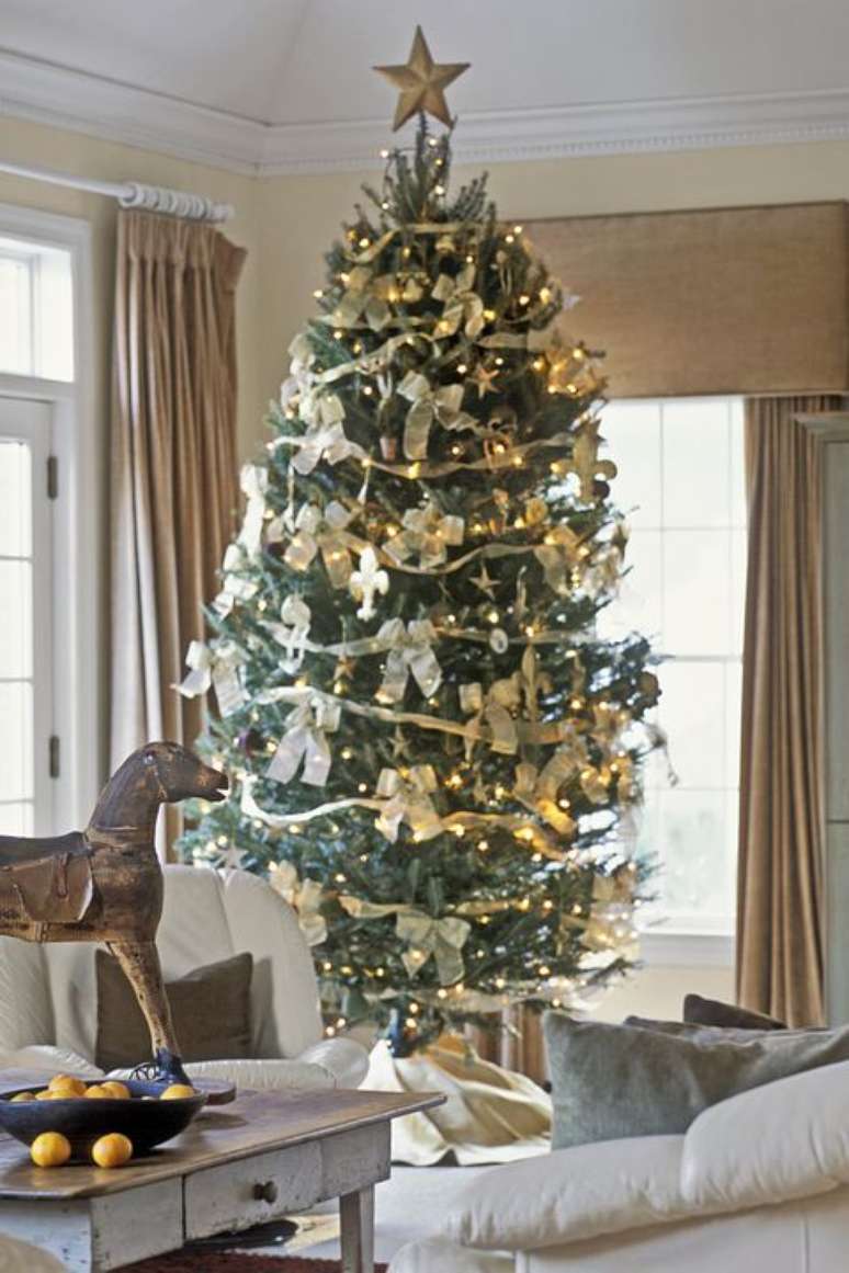 43. Laços para árvore de natal na decoração da sala de estar chique – Foto Country Living Magazine