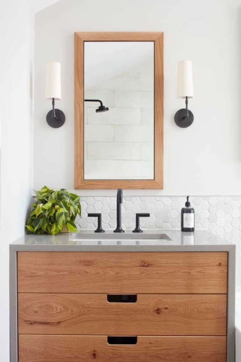 11. Granito cinza para banheiro retro com gabinete de madeira – Foto Houzz