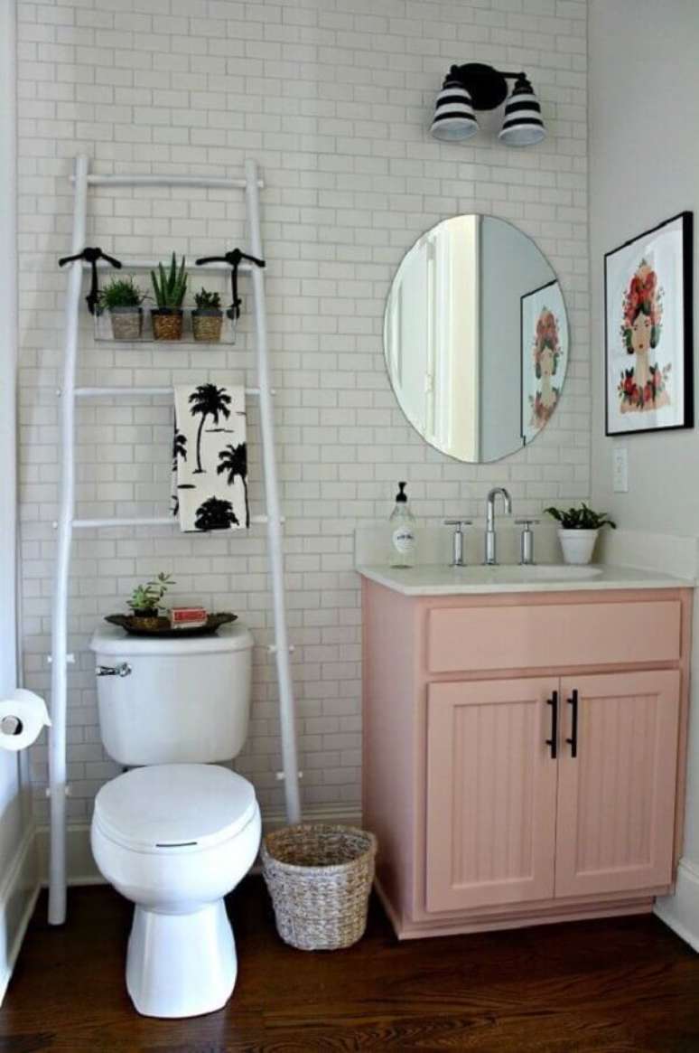 21. Decoração simples com armário de banheiro retro pequeno cor de rosa claro – Foto Dekorbilgi