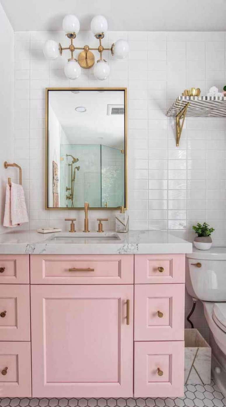 7. Banheiro retro com gabinete rosa claro e detalhes em dourado – Foto Daily Dream Decor