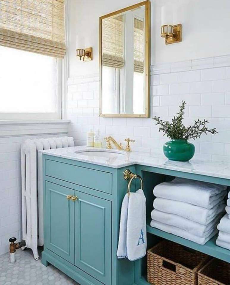 45. Banheiro retrô com gabinete azul claro e bancada de mármore – Foto Luiza Fagundes