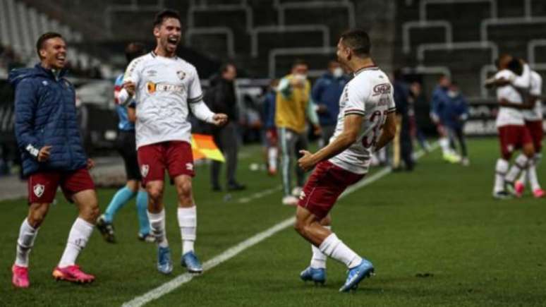 André celebra gol sobre o Flamengo com Calegari e Martinelli (Foto: Lucas Merçon/Fluminense FC)