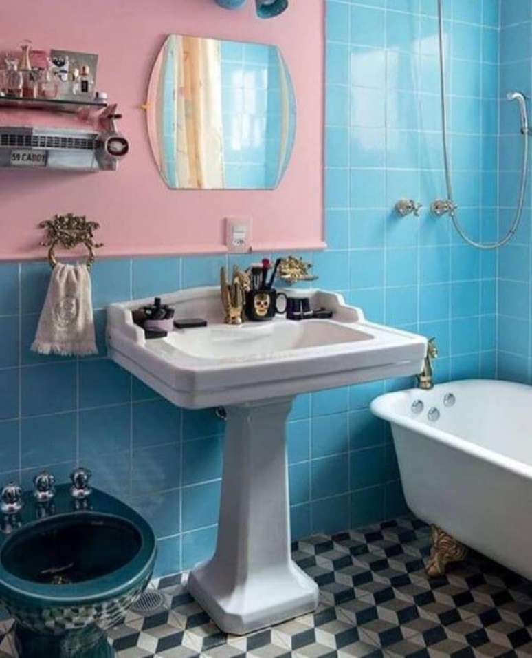 36. Banheiro retrô com revestimento azul e detalhes em cor de rosa – Foto GMS